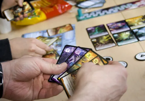 mains de personnes jouant à un jeu de carte - crédit photo pixabay Jo Lanta