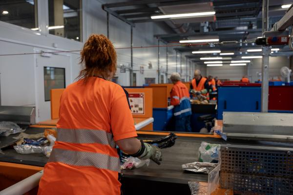 Centre de tri 2025 - controle qualité  par les agents de tri - credit photo l'optry