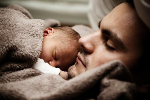Papa avec un bébé Image par PublicDomainPictures de Pixabay 