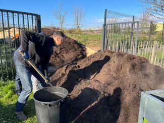 habitant prenant du compost lors de la distribution à Evin-Malmaison